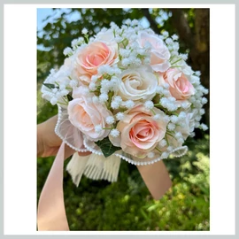Esküvői menyasszonyi csokor – fehér-rózsaszín, művirágból, szatén szalaggal 39965718p