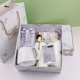 Elegáns ajándékdoboz bögrével és kiegészítőkkel BY70737