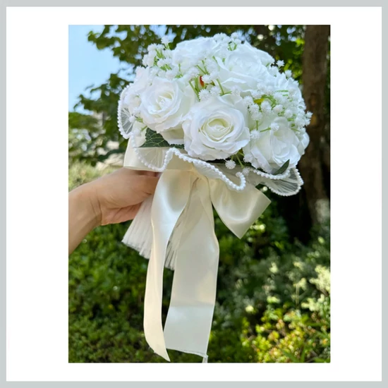 Esküvői menyasszonyi csokor – fehér rózsás, művirágból, szatén szalaggal 39965718w